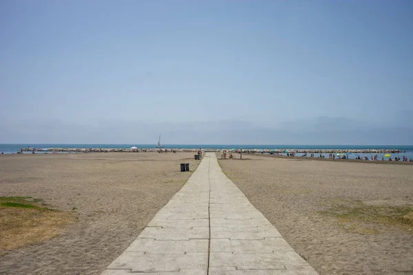 Un sendero de piedra que conduce al mar y al océano en la playa de Malagueta —  Fotos de Stock