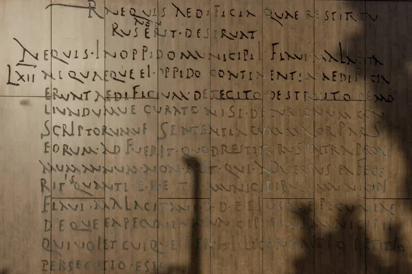 Γράμματα αλφαβήτου γραμμένα σε μεταλλικό σκελετό στη Μάλαγα, την Ισπανία, την ΕΕ — Φωτογραφία Αρχείου