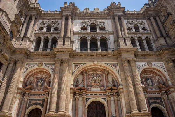 Diseño barroco de las puertas principales de la Catedral de Málaga en Mala — Foto de Stock