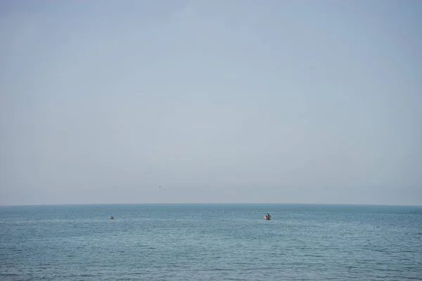 Océano tranquilo y sereno con un barco solitario en Málaga, España, Euro —  Fotos de Stock