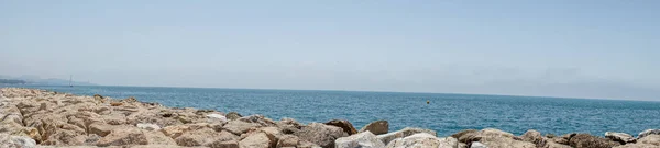 Panoramablick auf den Ozean am Strand von Malagueta mit Felsen am — Stockfoto