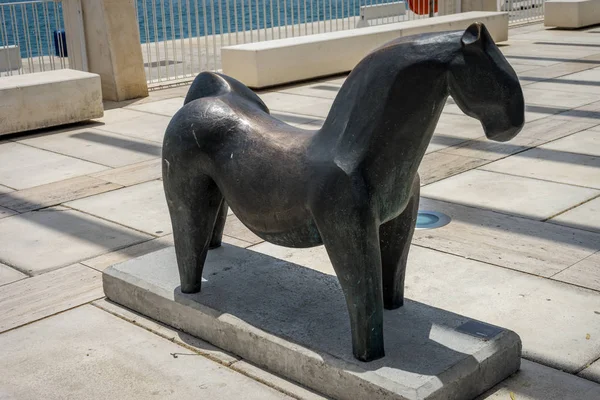 Escultura de un caballo de piedra en la playa de la malagueta en Málaga, Spa — Foto de Stock