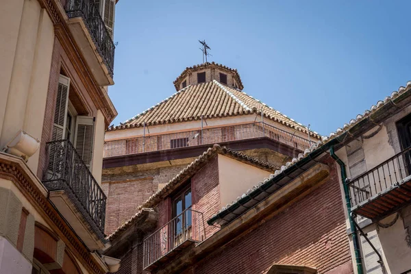 Telhado inclinado de uma igreja em Málaga, Espanha, Europa — Fotografia de Stock