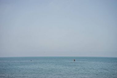 Malaga, İspanya, Euro yalnız bir teknesi ile sakin ve huzurlu okyanus