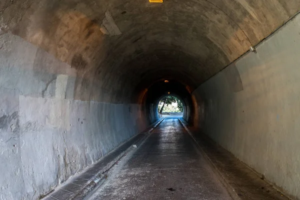 Tunel w wzgórzu z widokiem na miasto malaga, Hiszpania, Europa — Zdjęcie stockowe