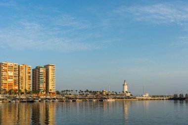 Beyaz deniz feneri ve Malaga yüksek binalar ile onların ürün kodu