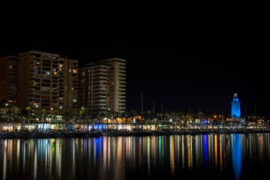Malaga şehir ve deniz feneri ve yansımaları wate üzerinde görünümü