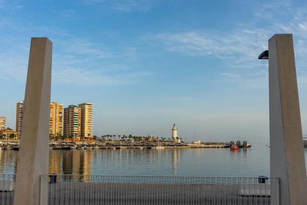 Farol branco e os edifícios altos de Málaga com seu árbitro — Fotografia de Stock