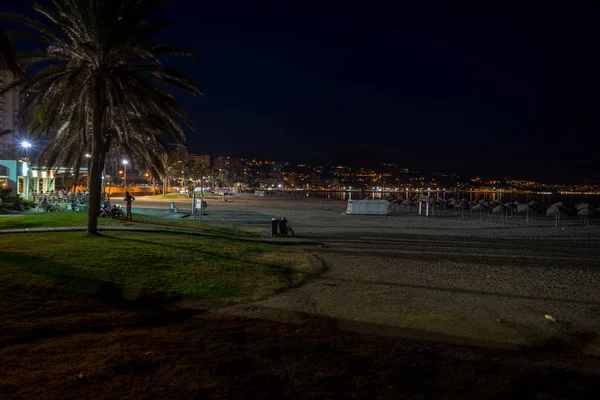 A praia de Malagueta à noite em Málaga, Espanha, Europa — Fotografia de Stock