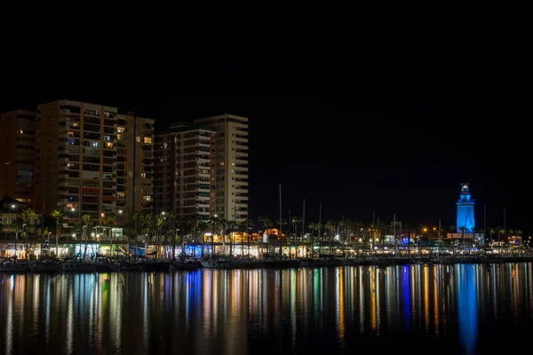 Vista da cidade de Málaga e farol e suas reflexões sobre wate — Fotografia de Stock