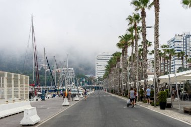 Malaga, İspanya - 24 Haziran: İnsanlar yürüyüş geçmiş bir sis ve sis kaplı