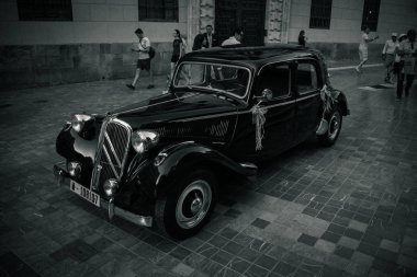 Malaga, İspanya - 24 Haziran: Turist yürüyüş için dekore edilmiş bir araba geçmiş 