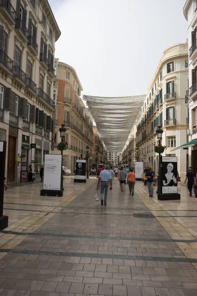 Малага, Испания - 24 июня: Ткань висит над торговой улицей — стоковое фото