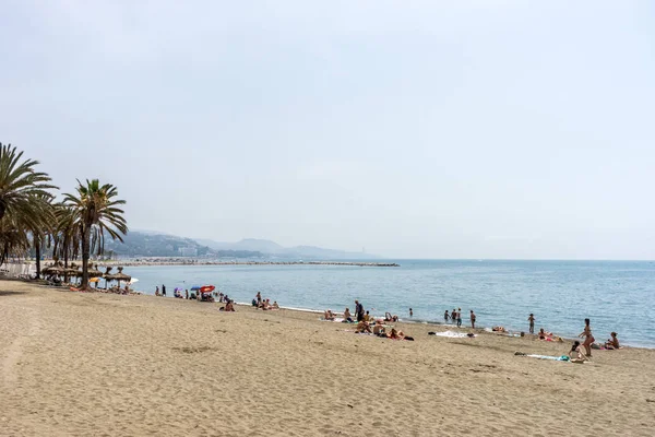 Malaga, Spanje - 24 juni: Mensen koesteren in de zon op Malagueta — Stockfoto