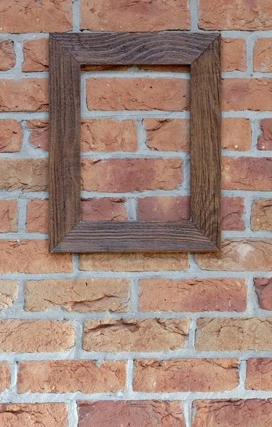 Старая рама на кирпичной стене — стоковое фото