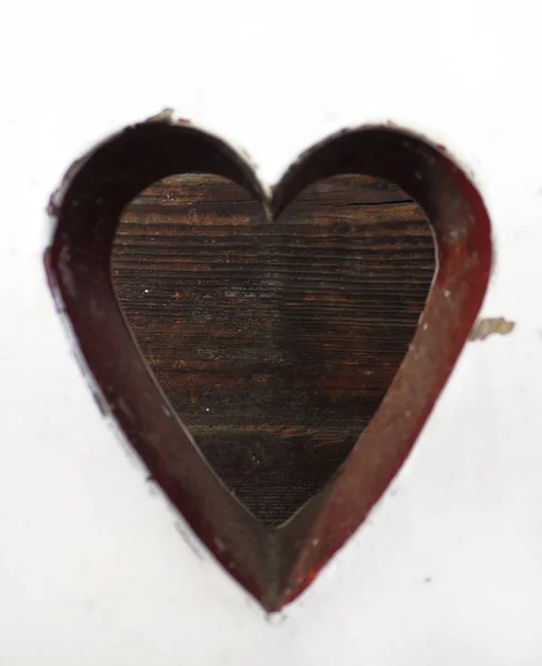 Сердце на старом деревянном стуле . — стоковое фото