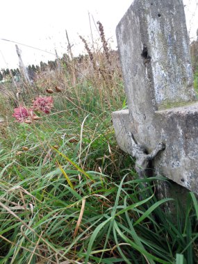 terk edilmiş mezarı üzerine cementary