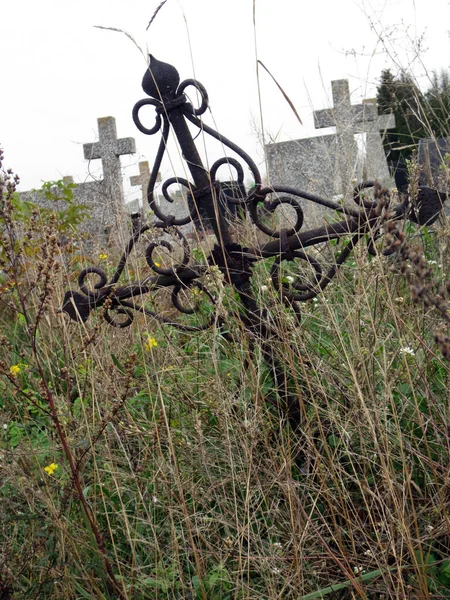 Terk edilmiş mezarı üzerine cementary — Stok fotoğraf