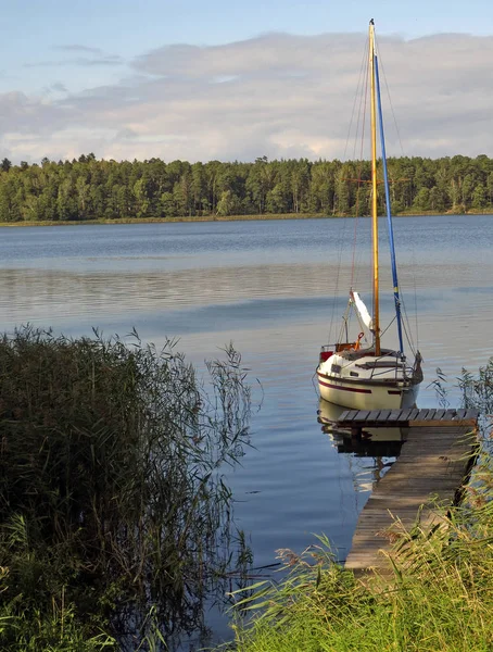 Demirli yelkenli göl sakin suları üzerinde. Mazury, Polonya.