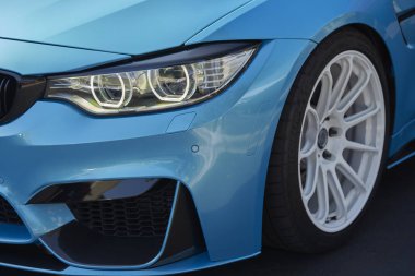 sürücüleri açık çeyrek panel mavi Alman spor otomobil, yan