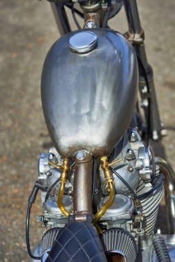 ham metal ve dikişli deri koltuk