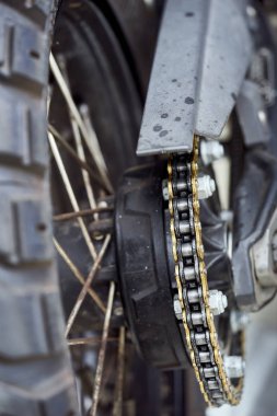 Motosiklet zincir arka tekerlek üzerinde ayrıntılı makro çekim
