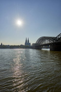 Köln Katedrali Hohenzollern Kennedy Ufer (nehir görüldüğü gibi köprü görünüm geçmiş)