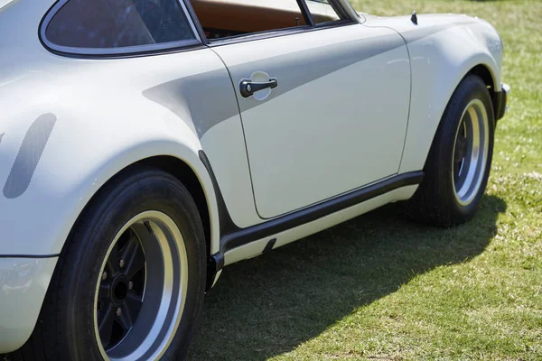 Branco de corpo largo restaurado carro de corrida alemão — Fotografia de Stock