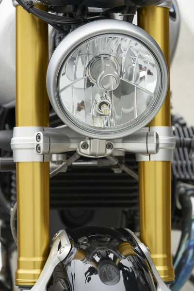 Motocicleta vista frontal de garfos de ouro e farol — Fotografia de Stock