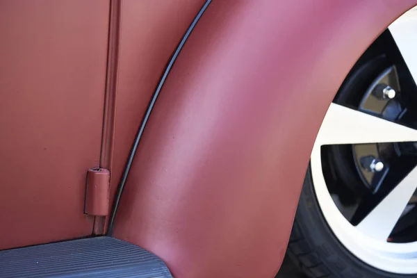 Детали темно-красного восстановленного немецкого винтажного автомобиля — стоковое фото