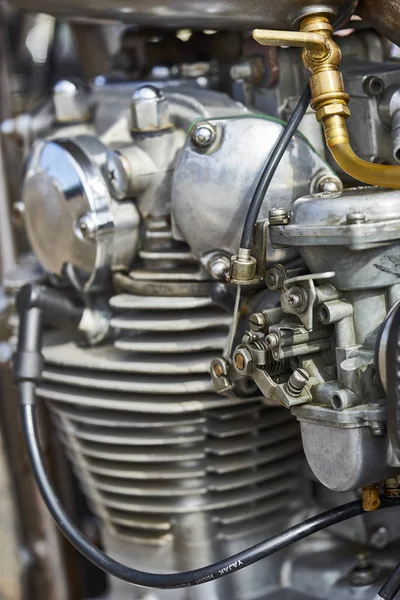 Motor de motocicleta vintage com mangueiras e tanque de gás — Fotografia de Stock