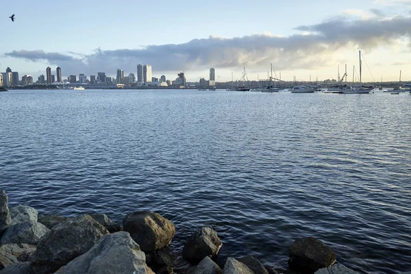 企業の建物とサンディエゴのダウンタウンは、日の出に迎えています。 — ストック写真