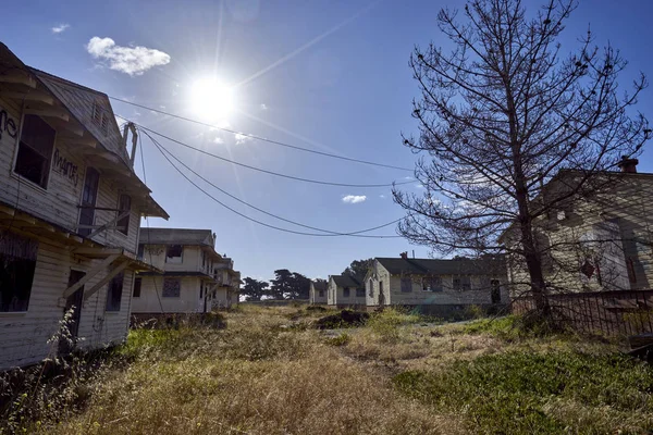 Nuages blancs gonflés sur les maisons abandonnées et désertes — Photo