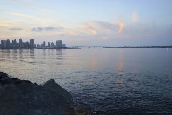 San Diego, Coronado Köprüsü ve Coronado Adası, California gündoğumu görünümünü