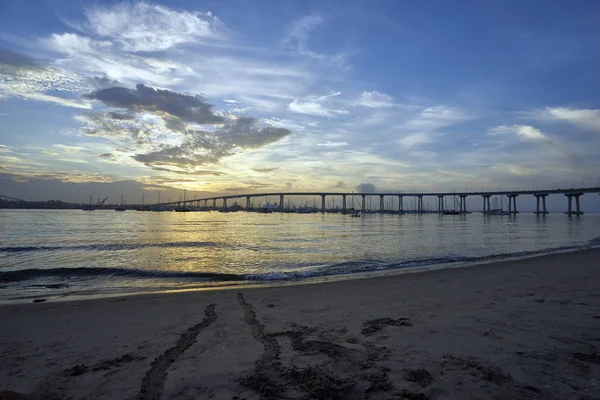 Coronado Köprüsü, San Diego, Kaliforniya üzerinde altın gündoğumu