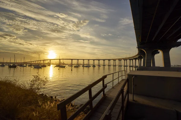 gündoğumu Coronado Köprüsü, Kaliforniya üzerinde