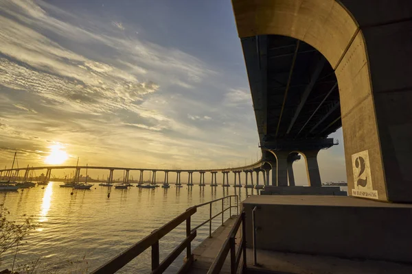 San Diego Körfezi üzerinde gündoğumu eğri Coronado köprüsünde — Stok fotoğraf