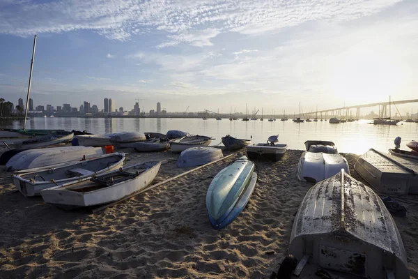 Gezinti gemiler bir kum üzerinde şafakta Coronado Adası'nda karaya.