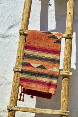 Handwoven Meksika yerlisi bir paket atmak