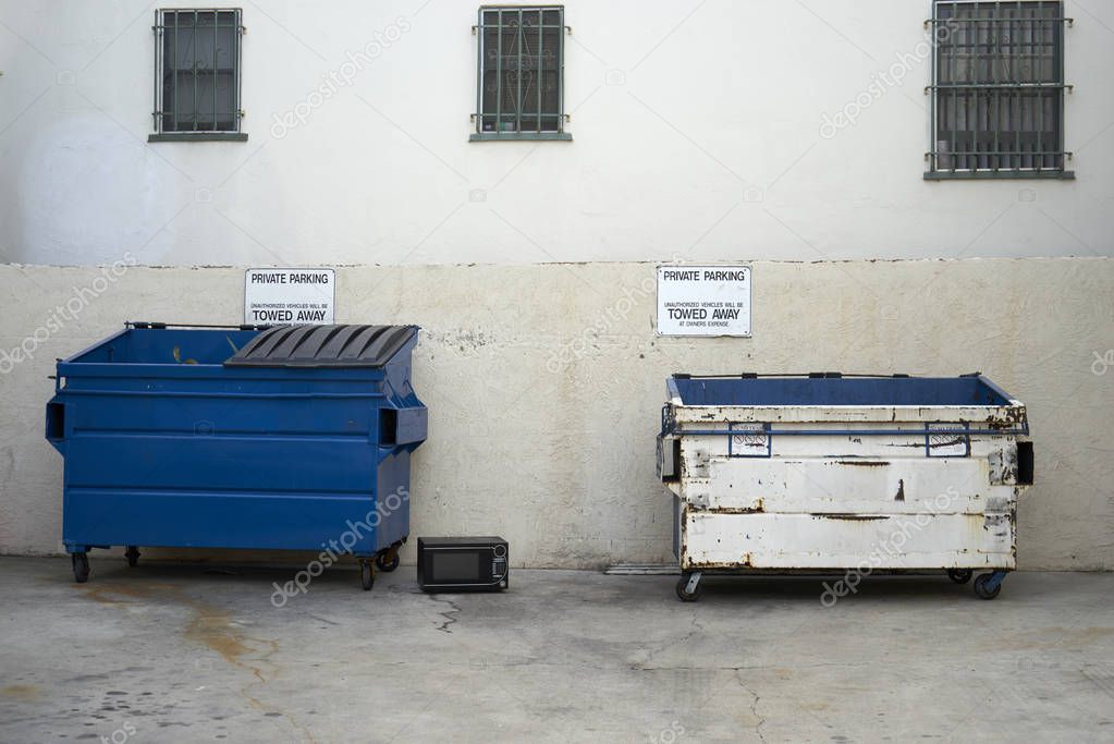 microwave can't decide whether it's trash or recycling