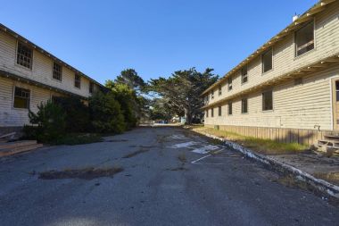 dağılmış ve çürüyen büyüleyici Monterey, Kaliforniya yakın terk edilmiş bir alanda evleri