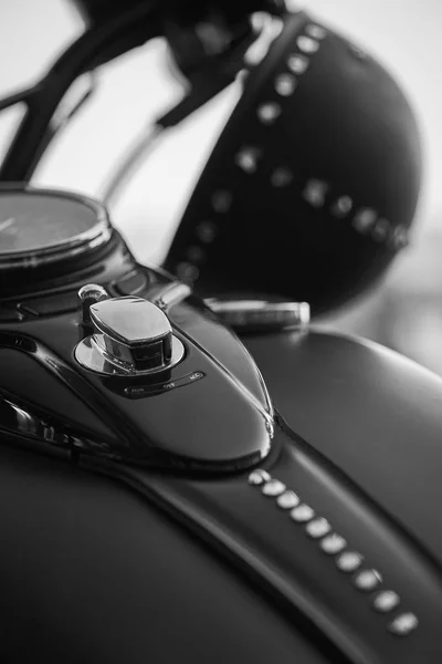 結晶をちりばめたオートバイのガスタンク — ストック写真