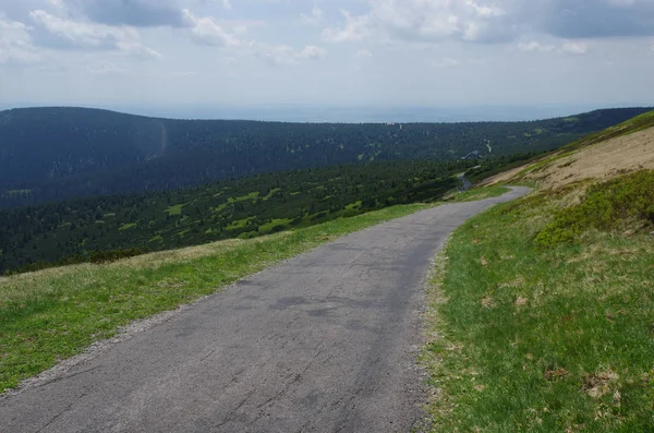 Paisaje montañoso checo en verano - Lucni hora, Bila hora - Krkonose, República Checa — Foto de Stock