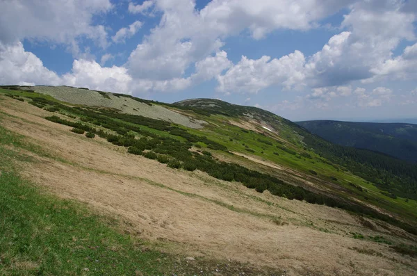 Paesaggio montano ceco in estate - Lucni bouda, Bila hora - Krkonose, Repubblica Ceca — Foto Stock