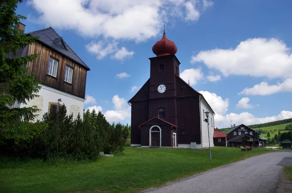 Église historique en bois de st. Peter et Paul dans la montagne tchèque Krkonose - Mala Upa, République tchèque — Photo