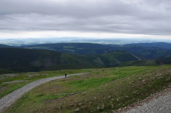 捷克共和国，克科诺斯，夏天从斯奈兹卡山俯瞰风景 — 图库照片