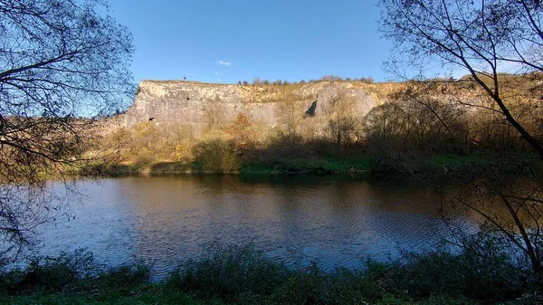 Paisagem com rochas e reflexão fluvial - Srbsko (Beroun), República Checa — Fotografia de Stock