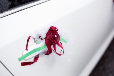 Arabanın içinde poz damat sağdıç