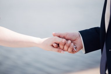 El ele tutuşan çift