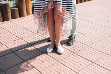 Gelin ve damat köprüde güneşli gün ayakta